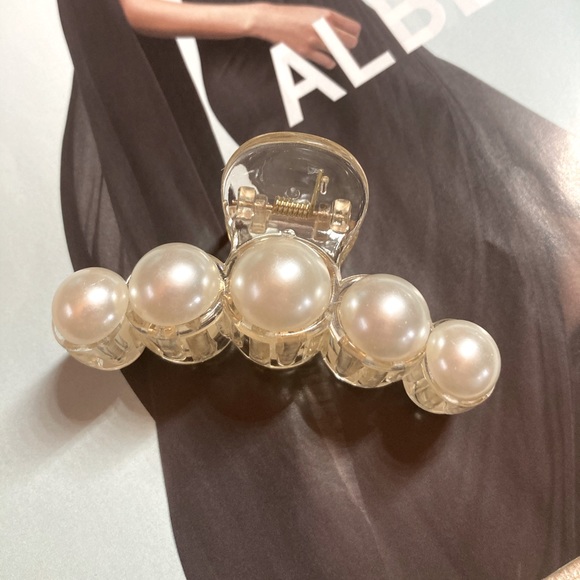 Pearl Acrylic Hair Claw - Picture 2 of 3